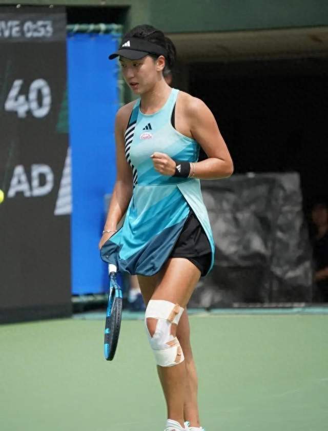 0-5绝境翻盘！郑钦文2-0斯瓦泰克闯进美网8强,硬底首胜,入账523万