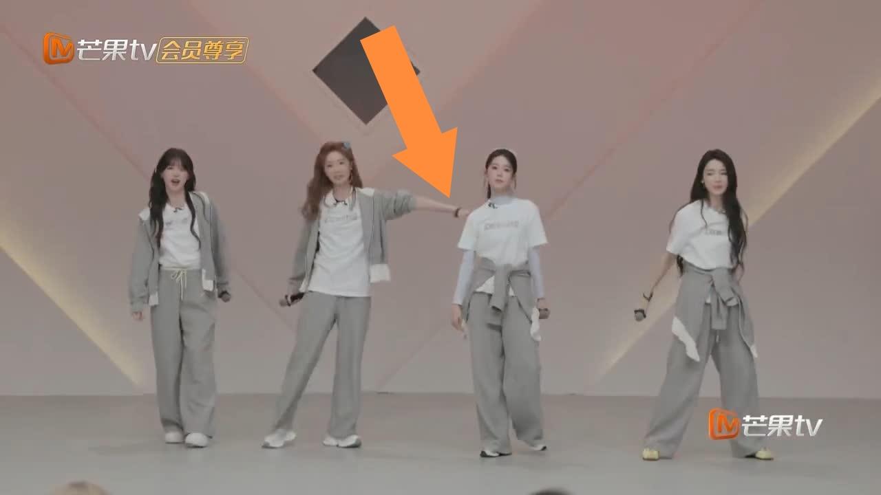 陈瑶一点都不“孬”，
张月忘词，
陈瑶立马
救场。

陈瑶赛前采访
唱三句歌词 