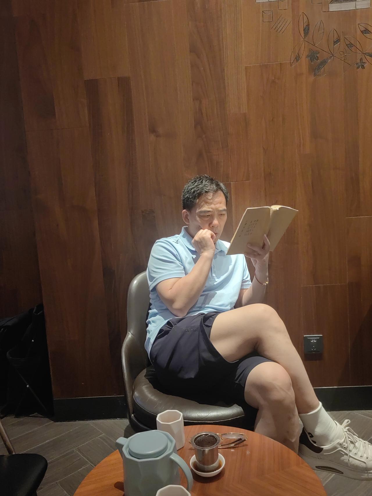 我去书店想买一本李娟的散文集《阿勒泰的角落》，结账时才知道这本书58元，且没有折