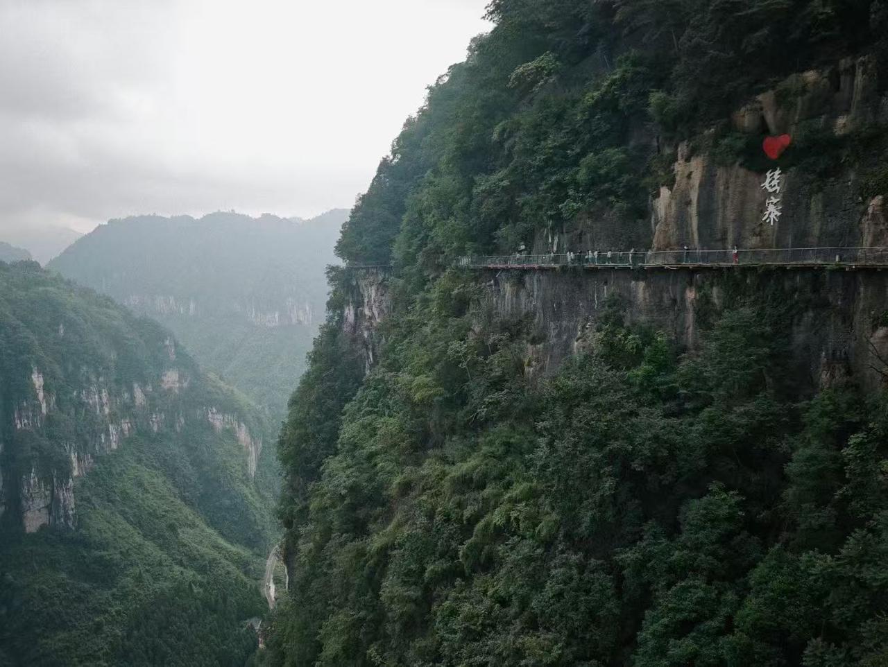 湖南湘西游，矮寨美景游玩攻略！
🌉 景点推荐：
▫️矮寨大桥
世界级跨峡谷悬索