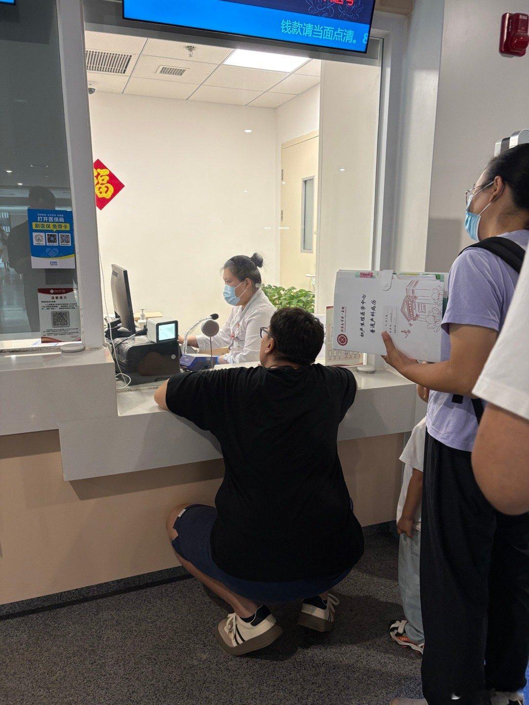 《人民的名义》里，李达康说过这个问题，一服务窗口，没椅子就算了，你非要做成这样是