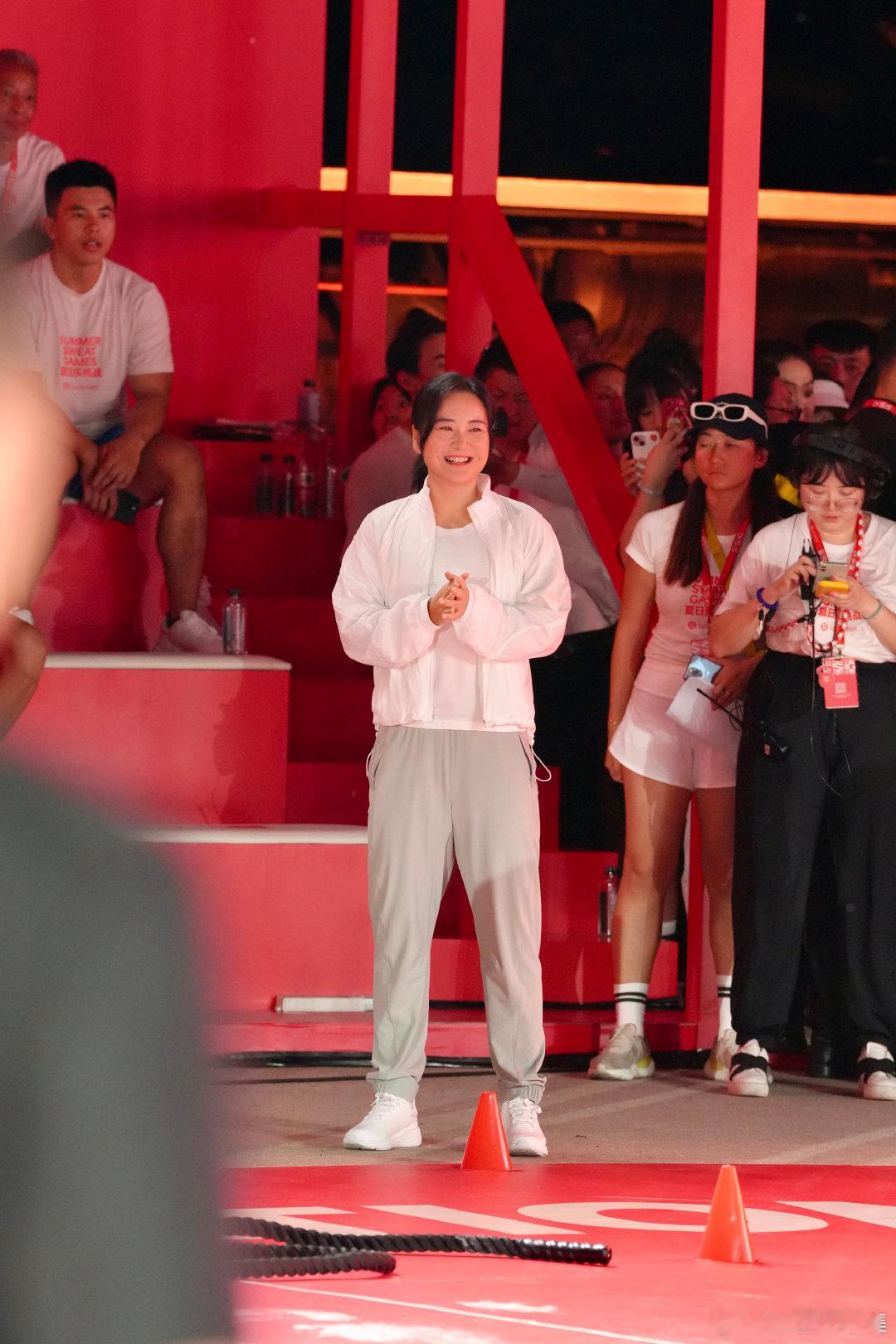 #贾玲现身北京活动# 贾玲在北京活动中，以更加成熟稳重的形象出现，她分享了自己对