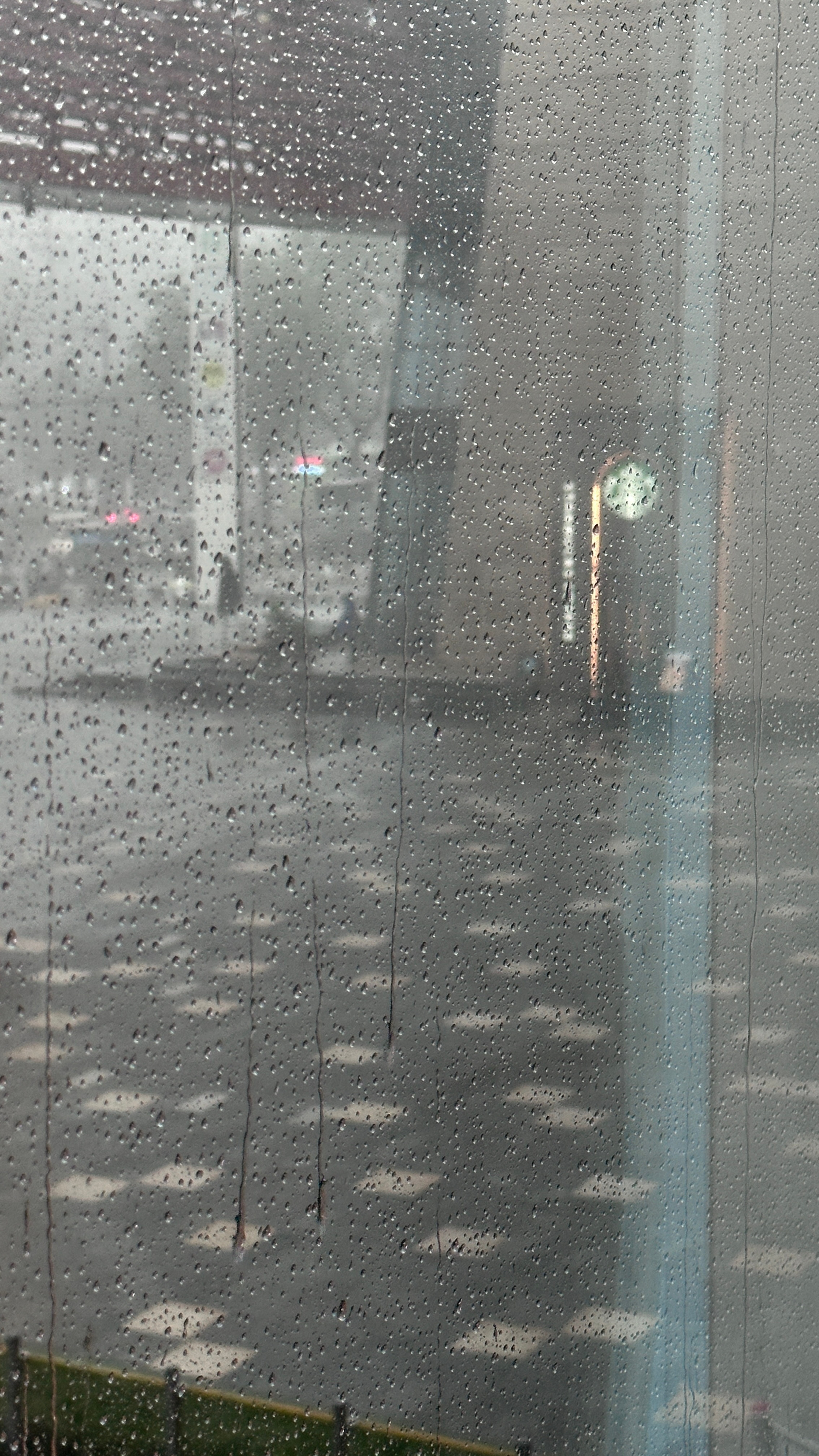 滂沱大雨里… 