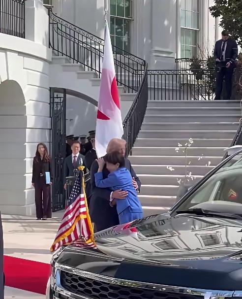 日本网民直呼高市访美期间迫不及待扑进川普怀抱，来了个结结实实的熊抱，这波操作把日