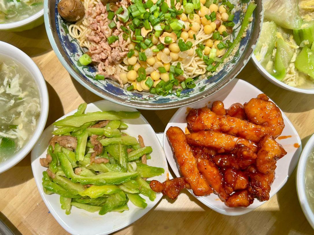 中午又去找学校餐厅的重庆大姐了！！豌杂面➕红糖冰粉！！糖醋里脊➕苦瓜炒肉➕丝瓜鸡