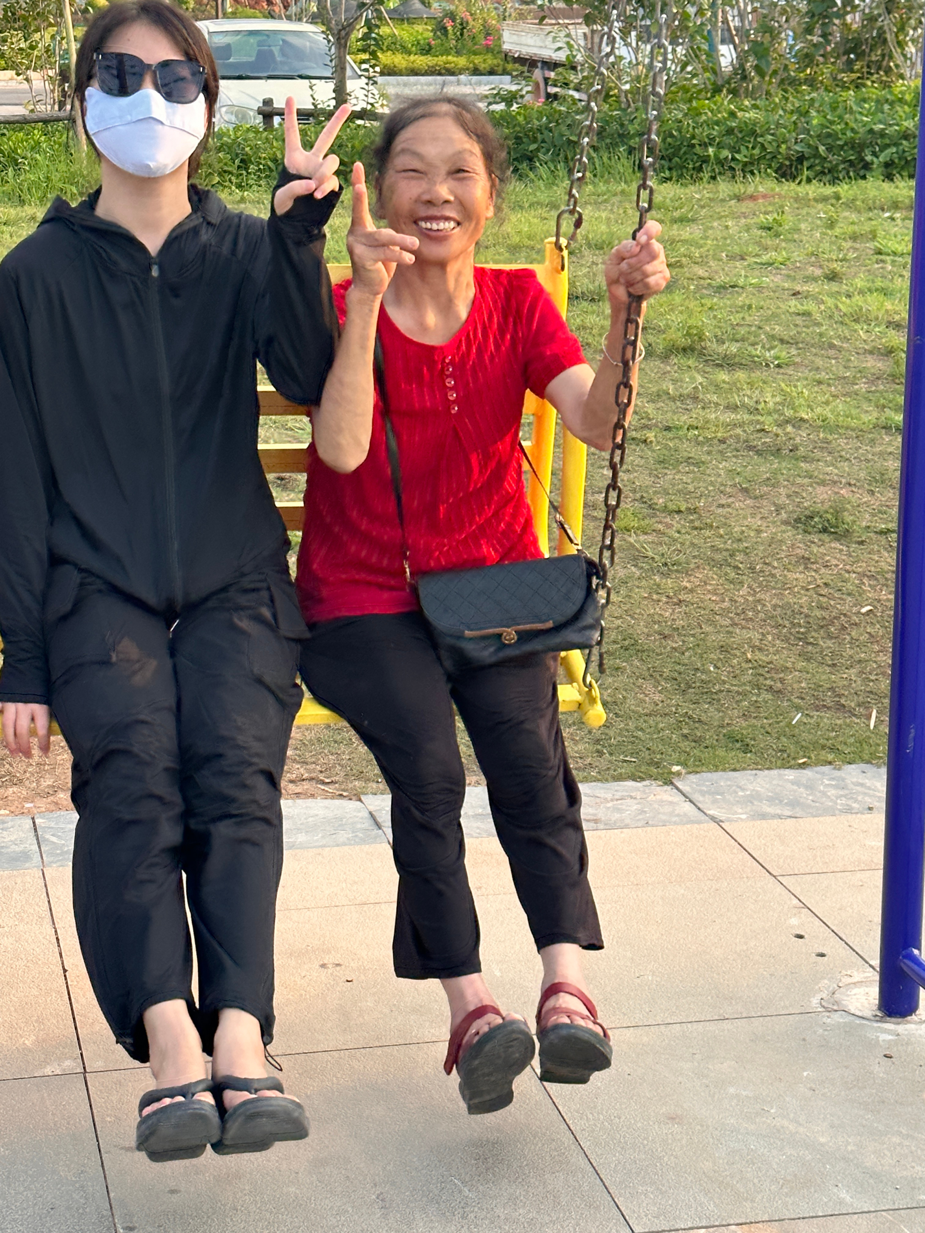 我妈说我天天这么晚回家是不是在外面陪唱[允悲]我真的会笑死[允悲] ​​​