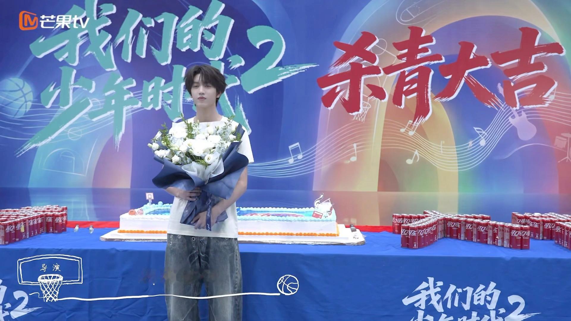 张桂源杀青捧花照 张桂源《我们的少年时代2》杀青特辑cut投篮超帅的顾晨阳，篮球