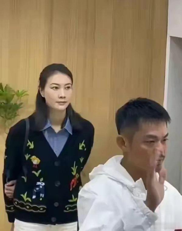 现在的她装都不想装了，爱不爱？明眼人都看的出来。 