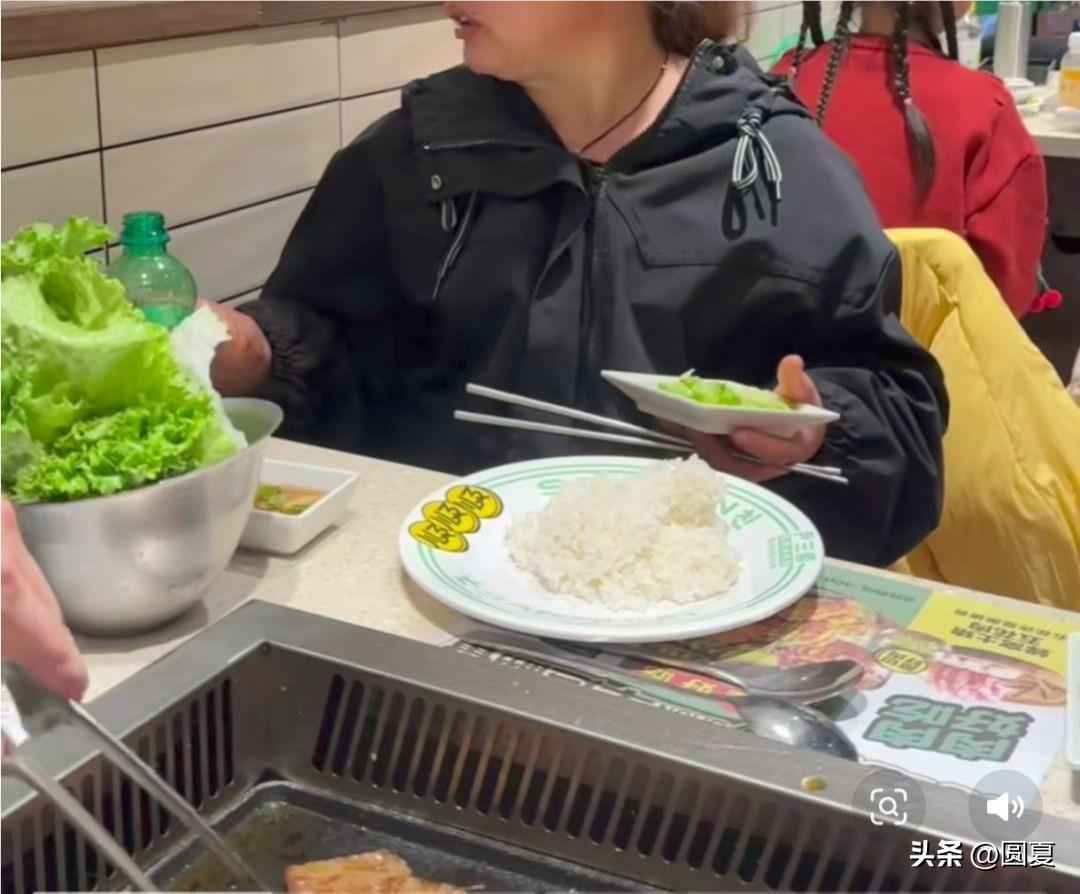 第一次带妈妈来商场里吃饭 选了一家自助烤肉店 妈妈在门口刚开始在门口左顾右盼的 