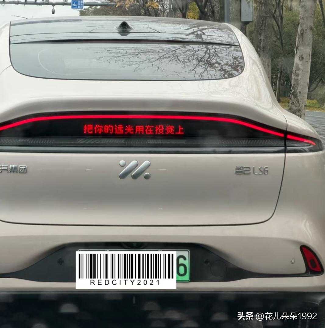 这些花里胡哨的骚话

	
世界乱成这样，
而我们，
依旧雷打不动的写周报