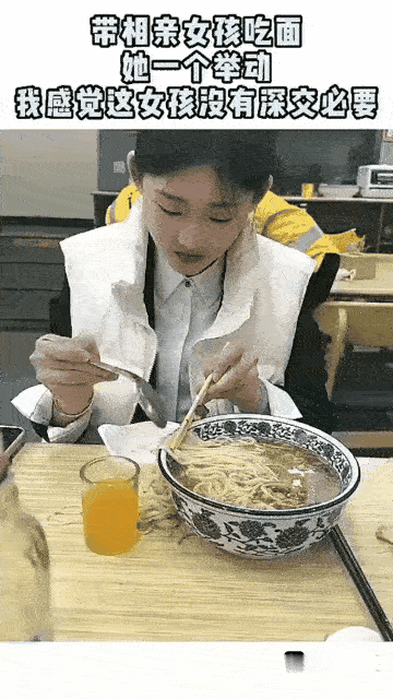 女孩这个动作究竟是对，还是不对？

男孩与女孩相亲，男孩本来对女孩长相气质都满意