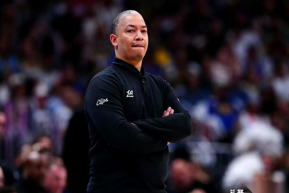 我敢说，泰伦卢现在想掐死场上那几位的❤️都有了。
真的，气疯了。
下半场16次失