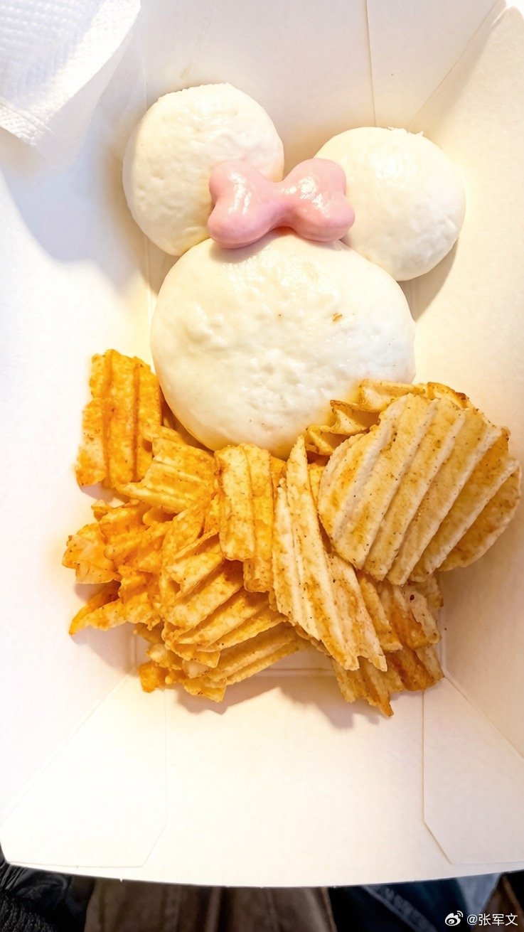 上海迪士尼70元1个包子网友怒了上海迪士尼10周年米妮包子陷争议 家人们谁懂啊！