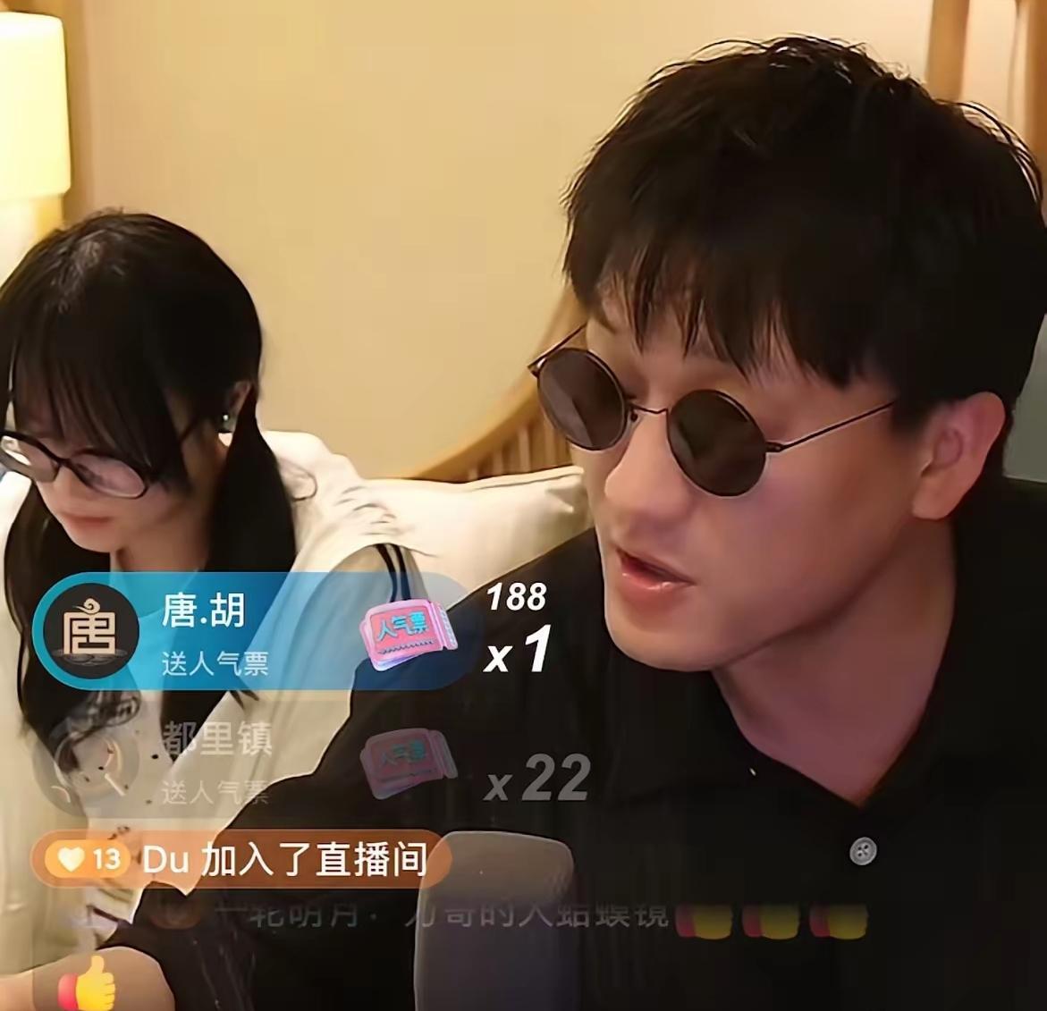 千万别信什么“和平分手”。
力哥把二饼的太阳镜摔在水泥地上，镜片碎片弹起来划破了