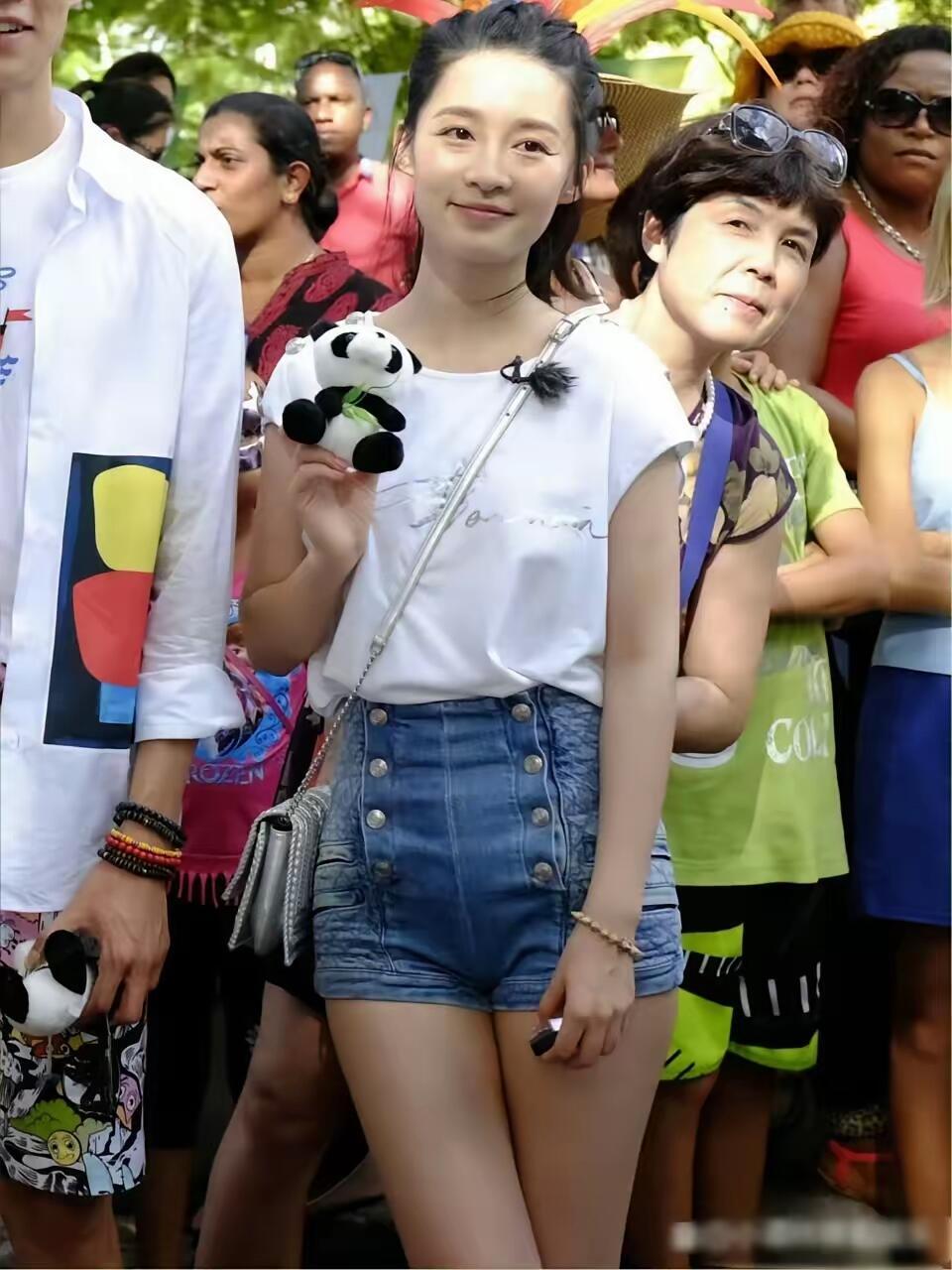 李沁刚出道时的颜值什么水平？虽然有点青涩，不过满脸胶原蛋白，白白嫩嫩的，眼睛亮亮