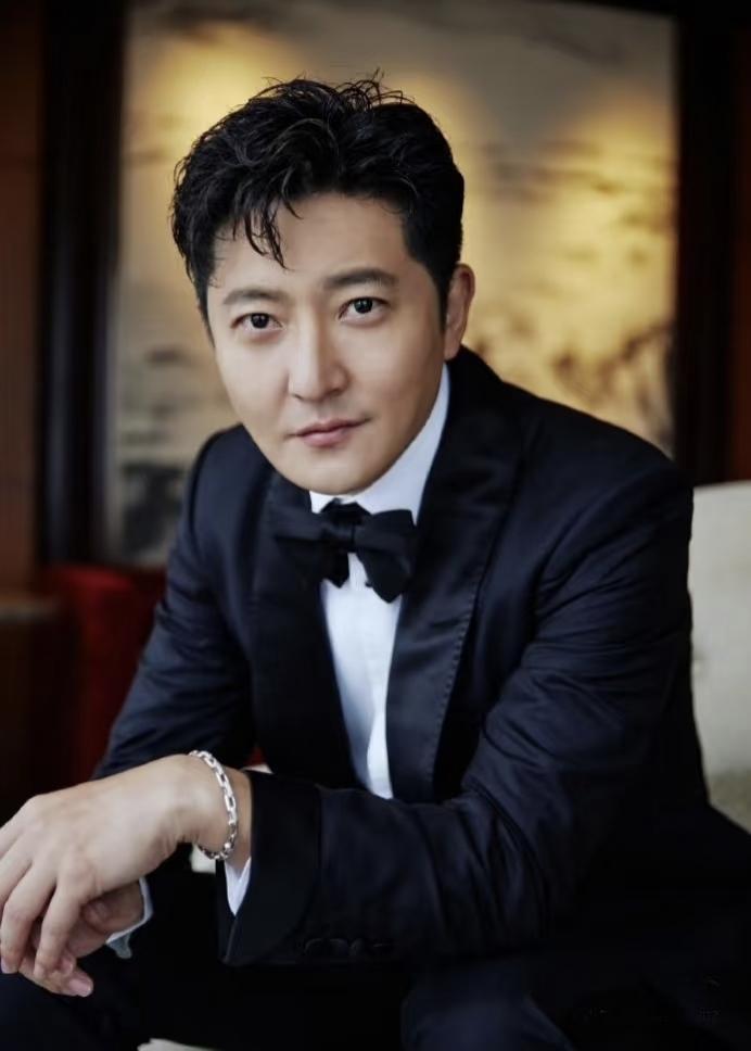 终于弄明白，
为什么丈母娘一开始不待见郭京飞了，
不是因为没大女婿陆毅有钱，而是