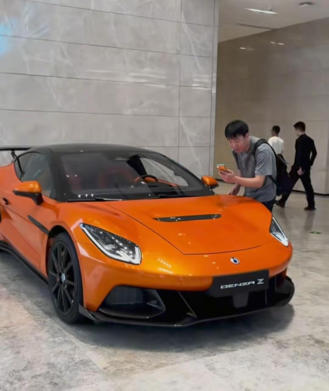 现在汽车怎么了现在奔驰也不谈内饰了宝马也不谈操控了马自达也不谈底盘了日本丰田也不