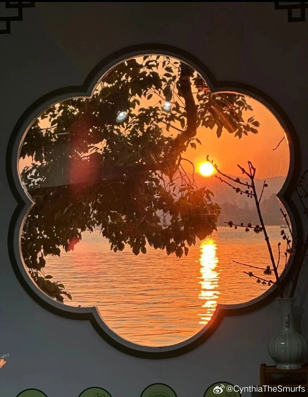 一窗一景，尽显东方美学园林之美，藏在一扇扇花窗里。海棠形的窗棂框住樱花漫开，回纹