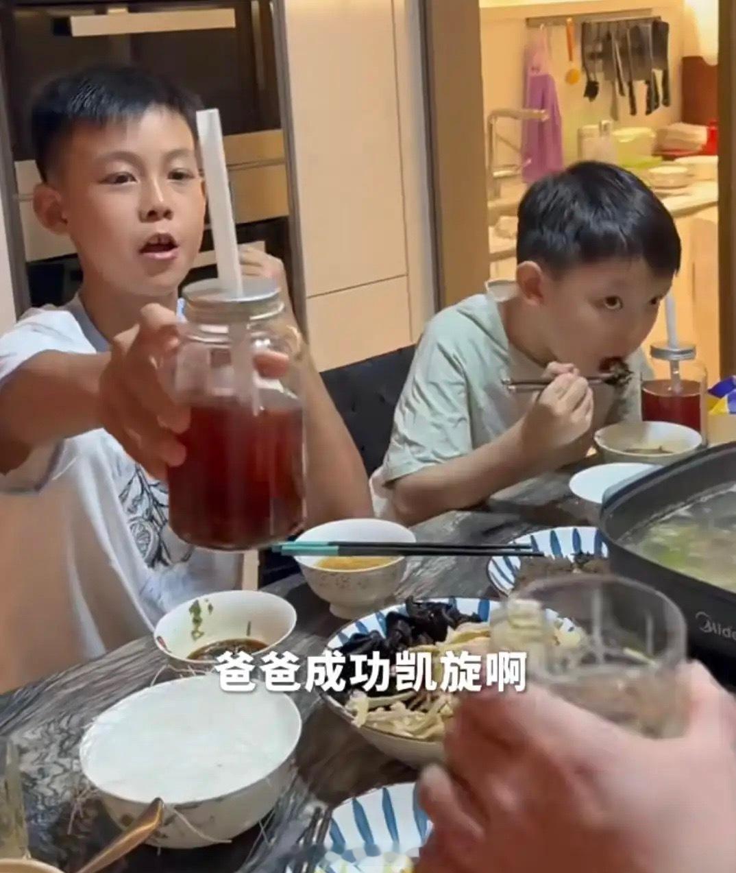 王皓带队拿冠军回家，妻子闫博雅和两个儿子为王皓“庆功”，到家第一顿就吃火锅，12