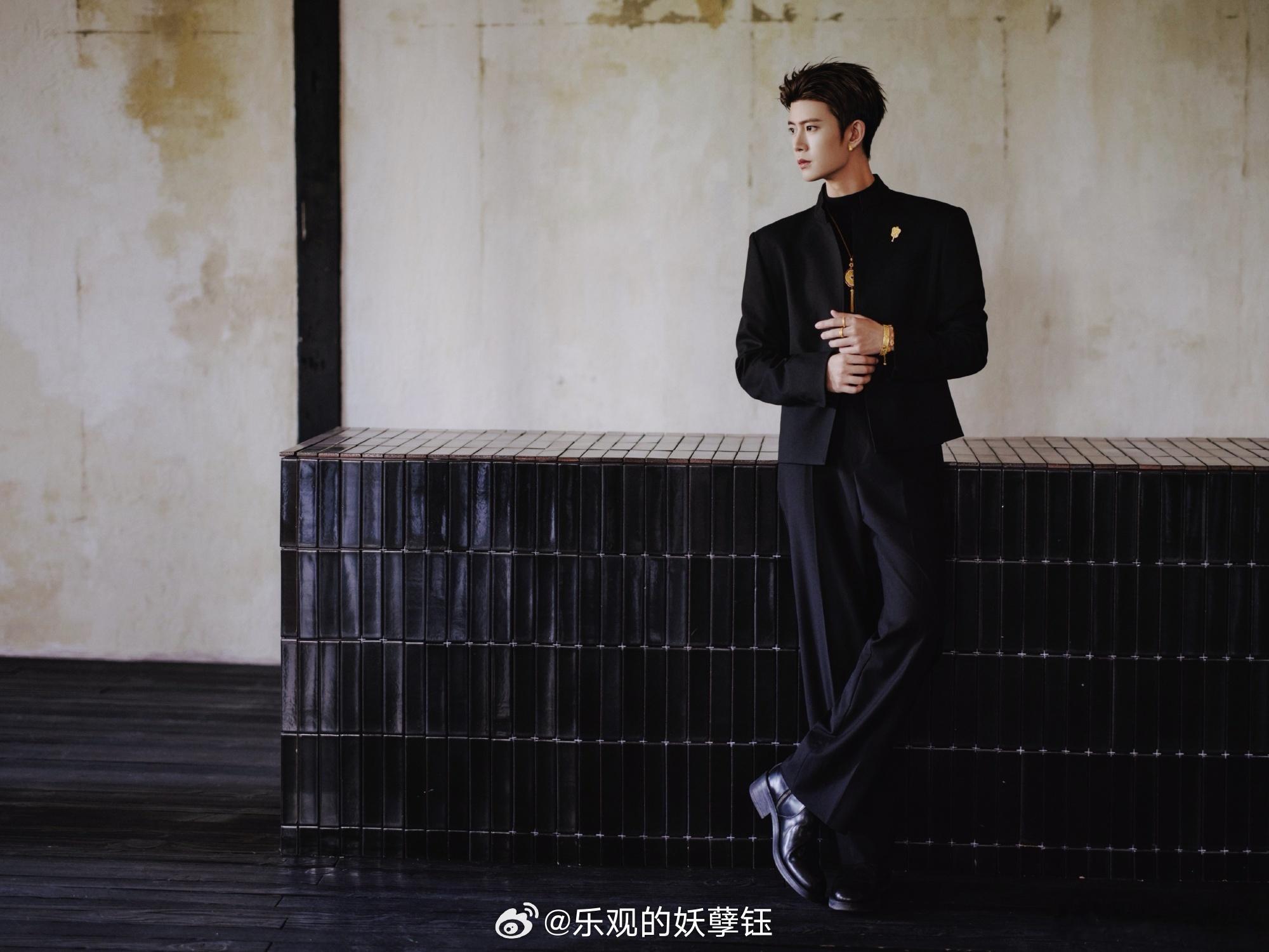 任嘉伦 伦任嘉伦说萧焕是孤独的。他准确地把握了萧焕这个角色的性格特点和情感变化，