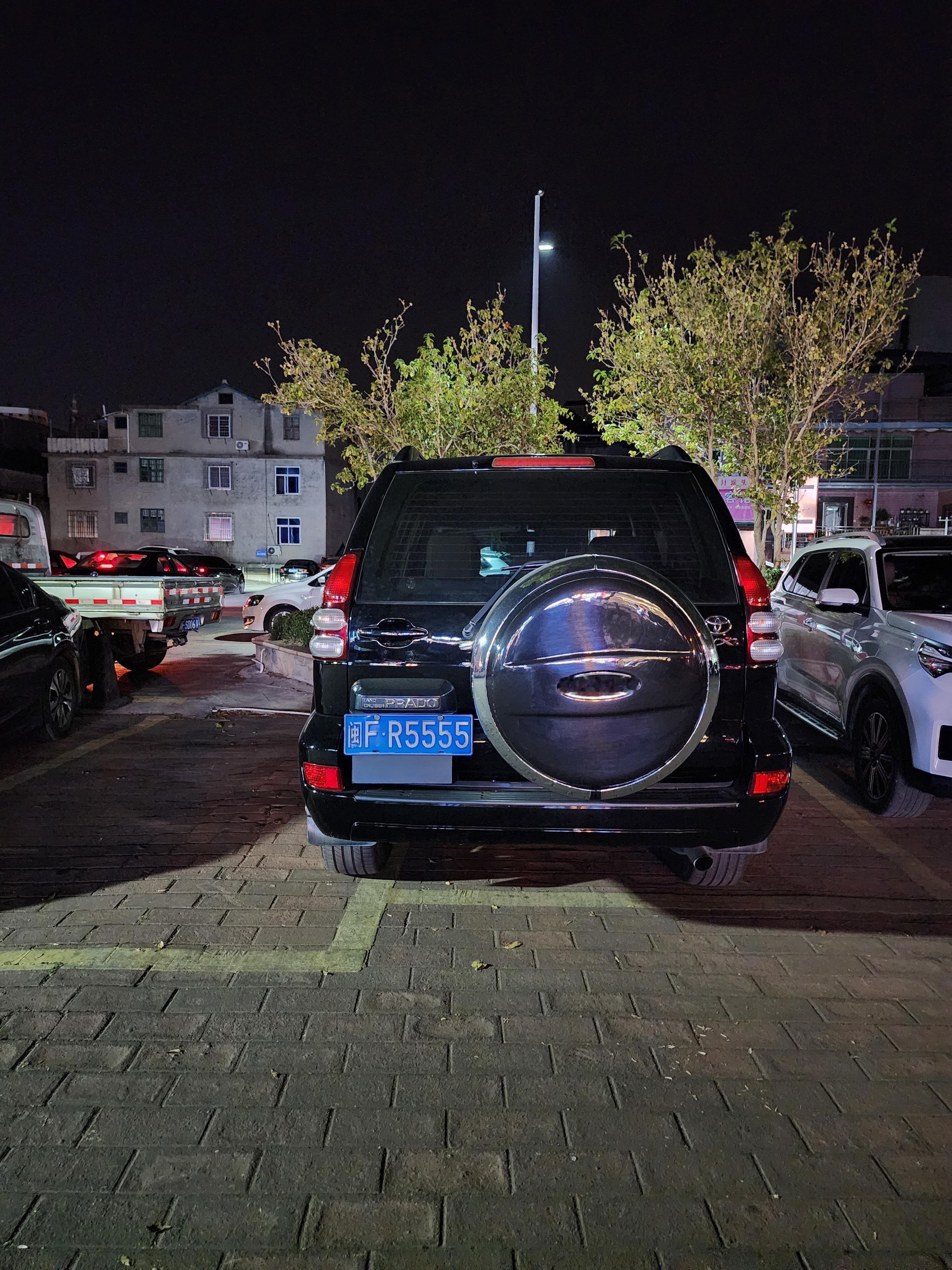 车牌再好您也别占俩车位啊，真！霸道