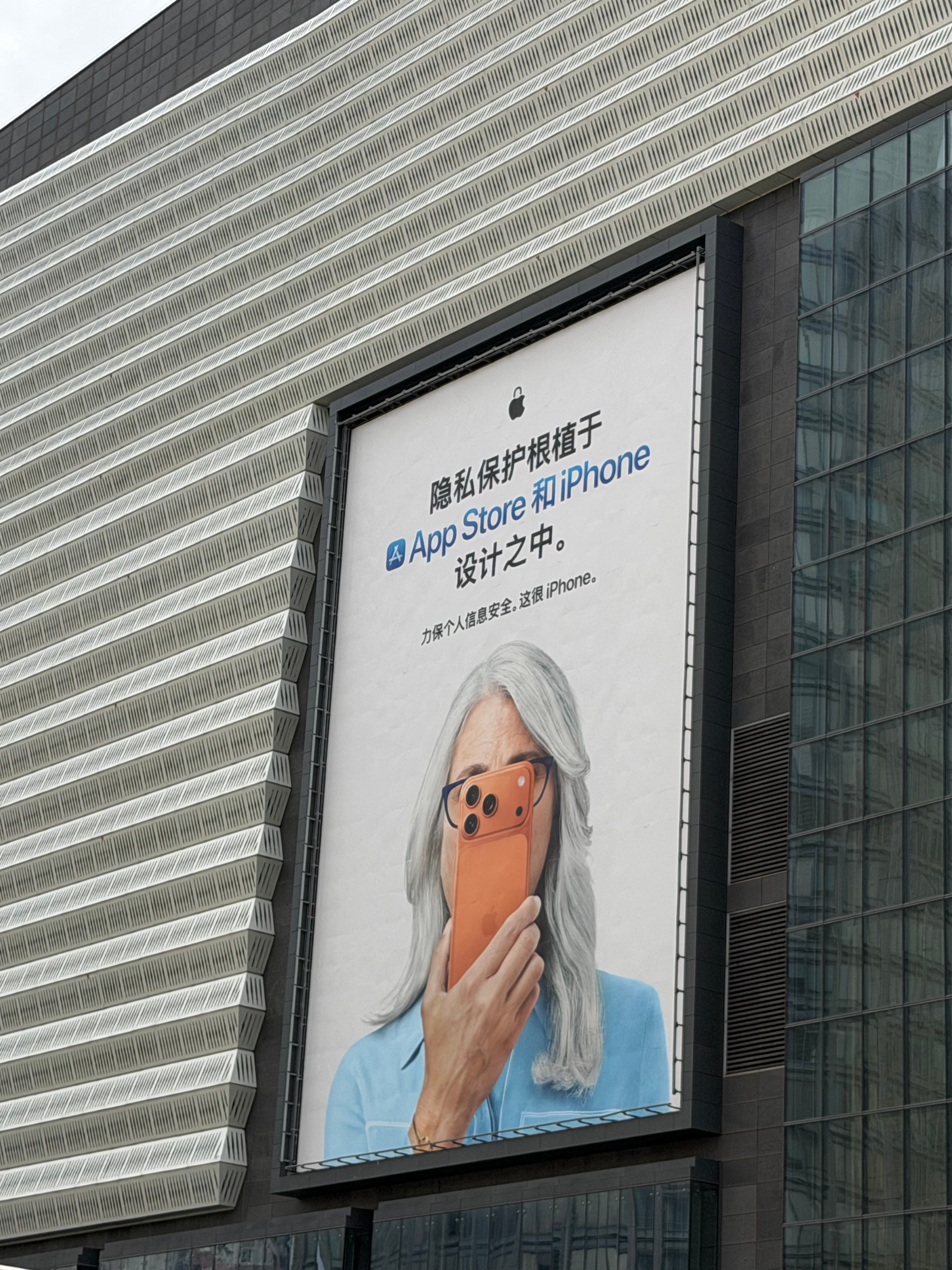 这个退休的老人有什么隐私？ 