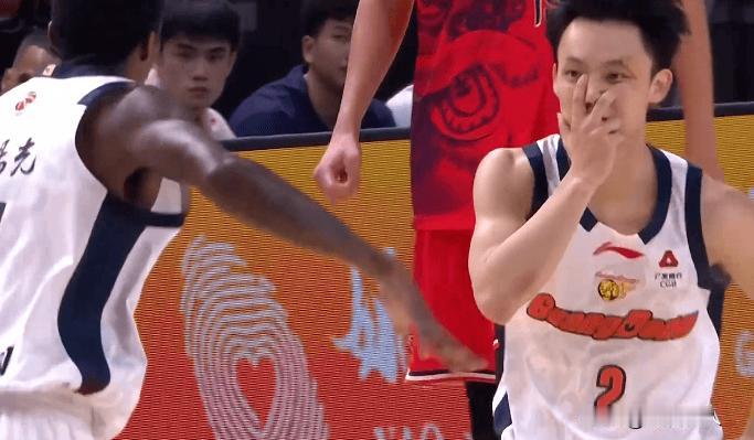 徐杰就是欺负徐昕！随后捂脸庆祝致敬赵睿太帅了！三分继续命中已经拿下19分


