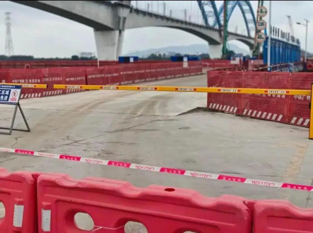 广东江门一在建桥施工点无防护，游客一家五口驾车坠江遇难。
这起广东江门古劳惨剧，