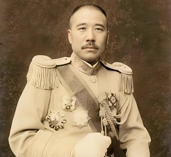 张宗昌从亲信口中得知，他的妻子袁书娥与一个瘸子通奸，气得火冒三丈，当即就要找袁书