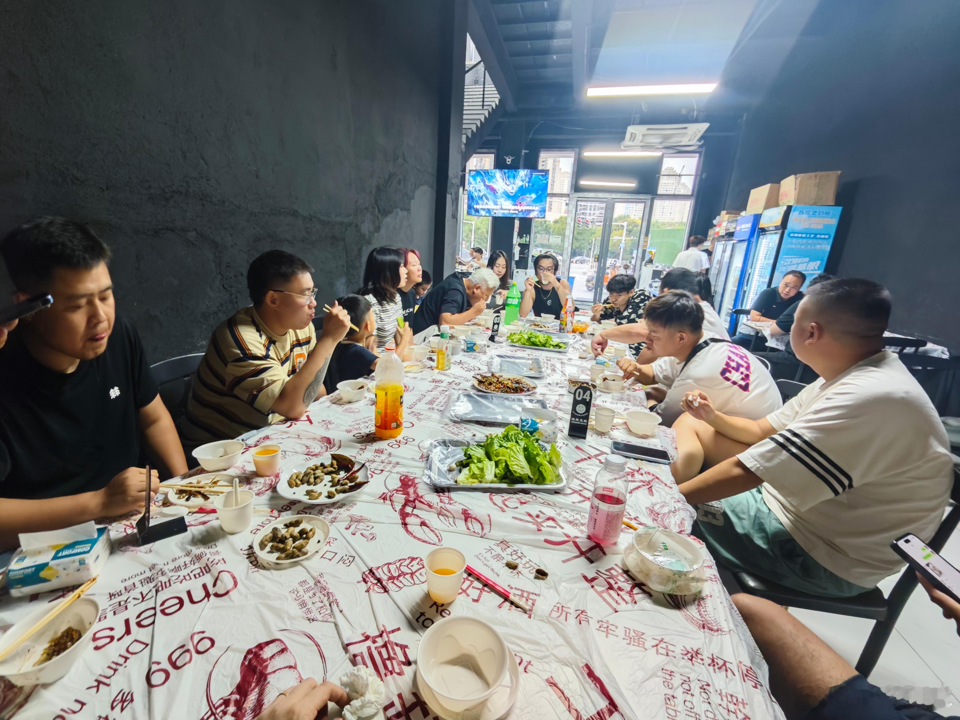 今天消费笔巨款 之前差兄弟们一顿饭 今天刚好比较齐就一起吃了 干了1630元，最