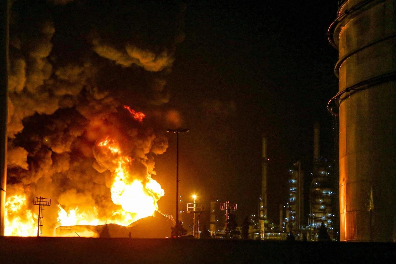 哈梅内伊遇害细节传出，当时正在与高级别官员举行会议 

3月1日清晨，一个重磅消