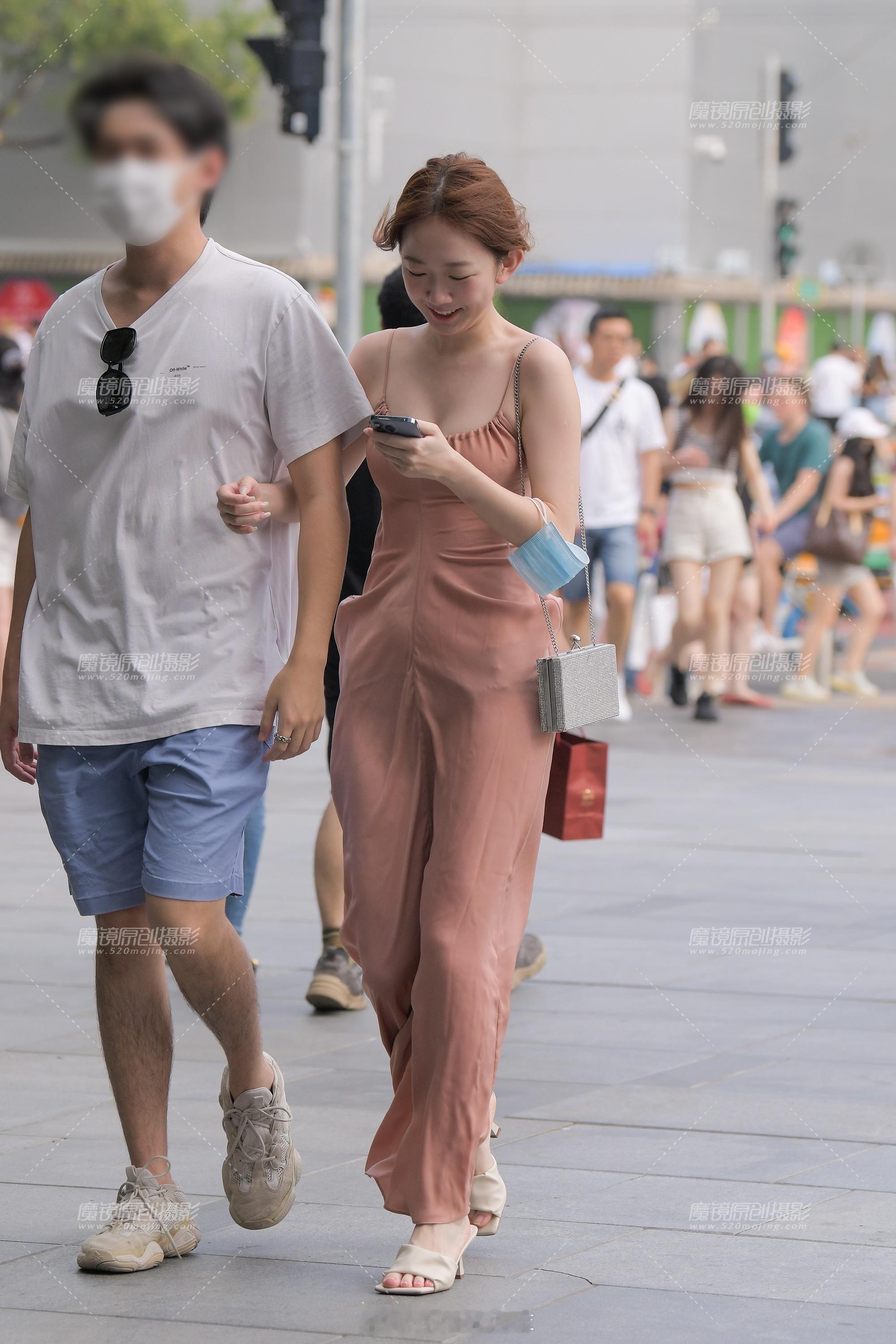 小姐姐看到什么了，这么开心！时尚潮流今日穿搭(ootd) ​​​
