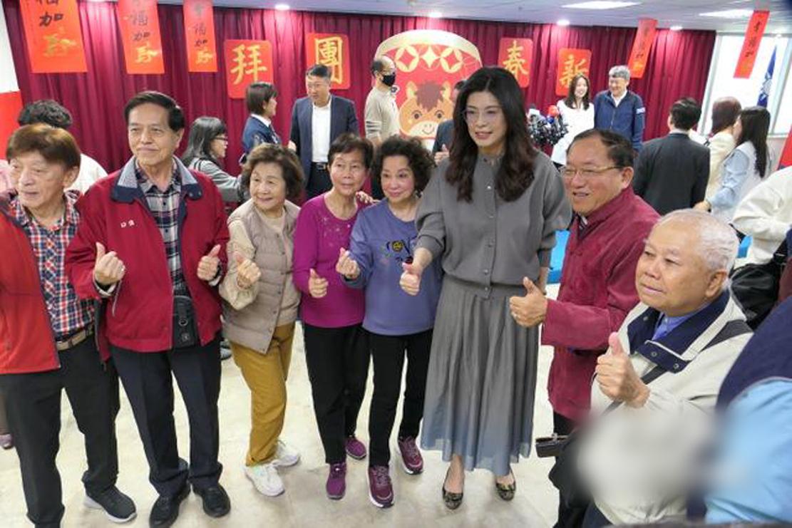 昨天，国民党照往例举办了新春团拜。郑丽文发表了谈话。她着重谈了外界最关注的台湾“