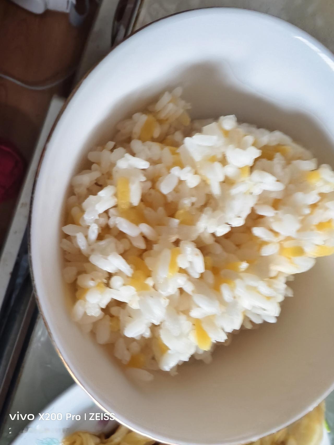 我的中餐。一个人的饭，我也不应付，我炒了我最爱吃的虾仁配上红椒，炒了一小碟，香椿