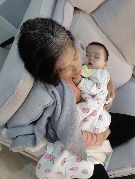 55岁的我在儿子家帮带一岁多的小孙子。孩子黏人得像块“小年糕”，一放就哭，一抱又