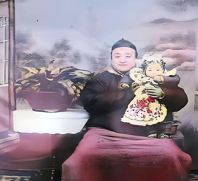 1918年，这名被父亲抱在怀里的小姑娘只有一岁。她并不会料到父亲将于一年后去世，