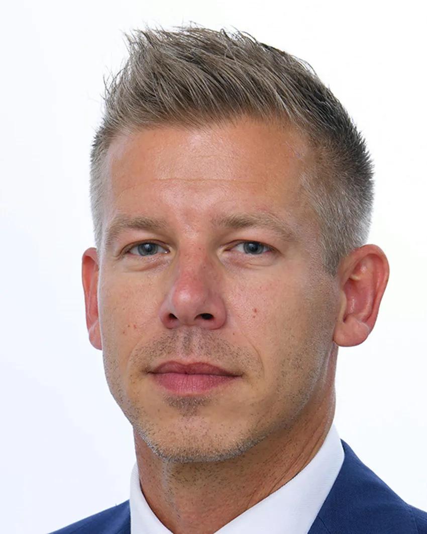 匈牙利跟欧盟，刚吵完一架大的，现在正准备换个活法。
过去十几年，俩人情同陌路。欧