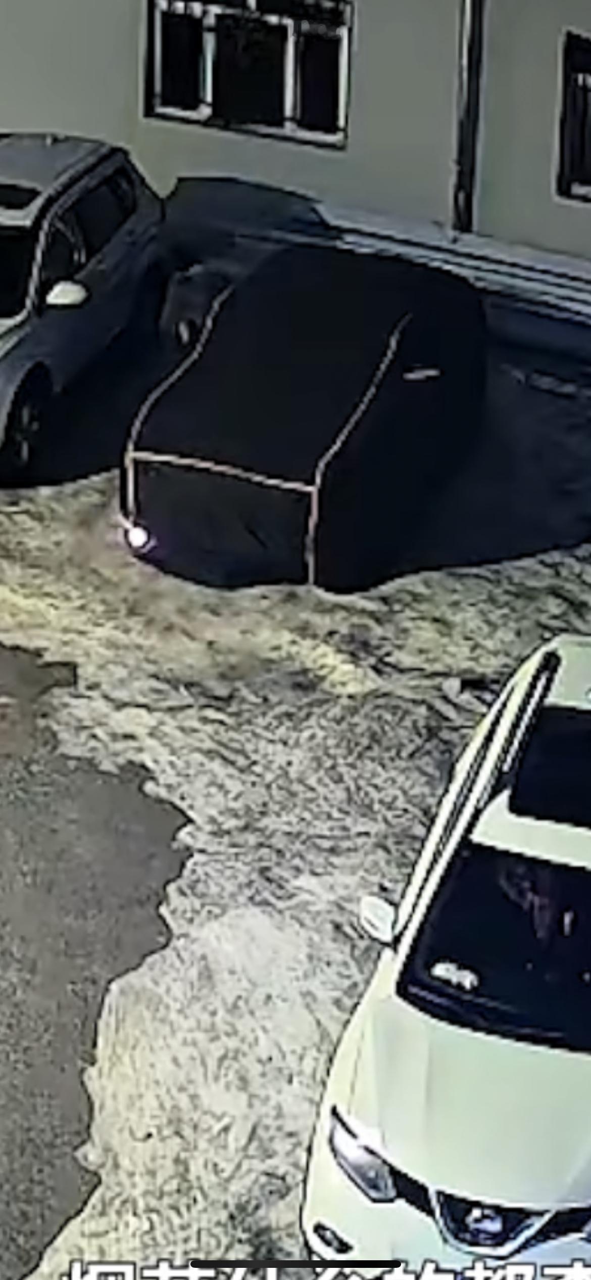 2月22日黑龙江黑河,烟花从天而降，男子爱车被烧。男子：因未拍到其正脸，对方拒不