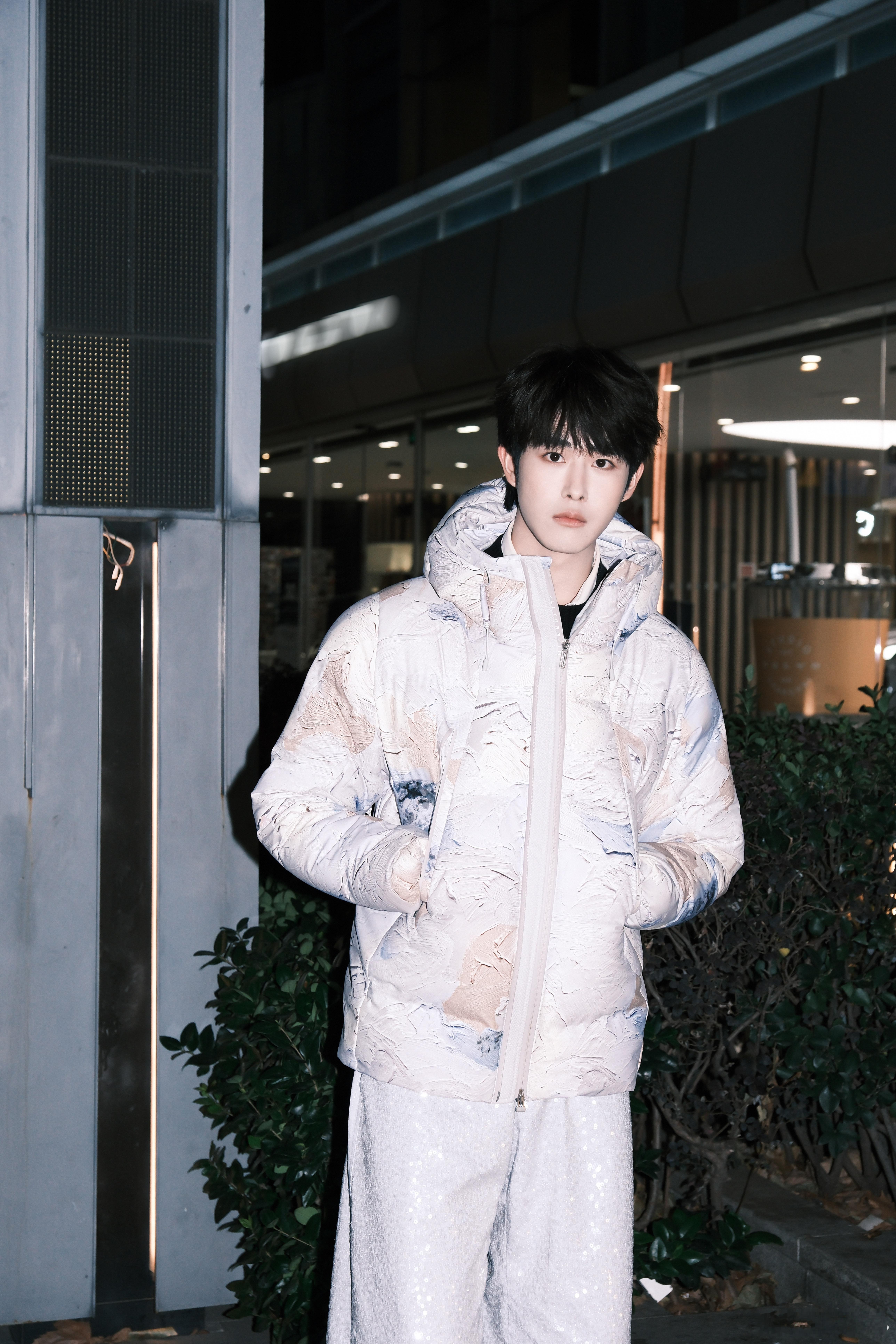 田嘉瑞野生街拍plog 田嘉瑞野生街拍plog来啦！ 白色印花羽绒服顺毛造型清爽