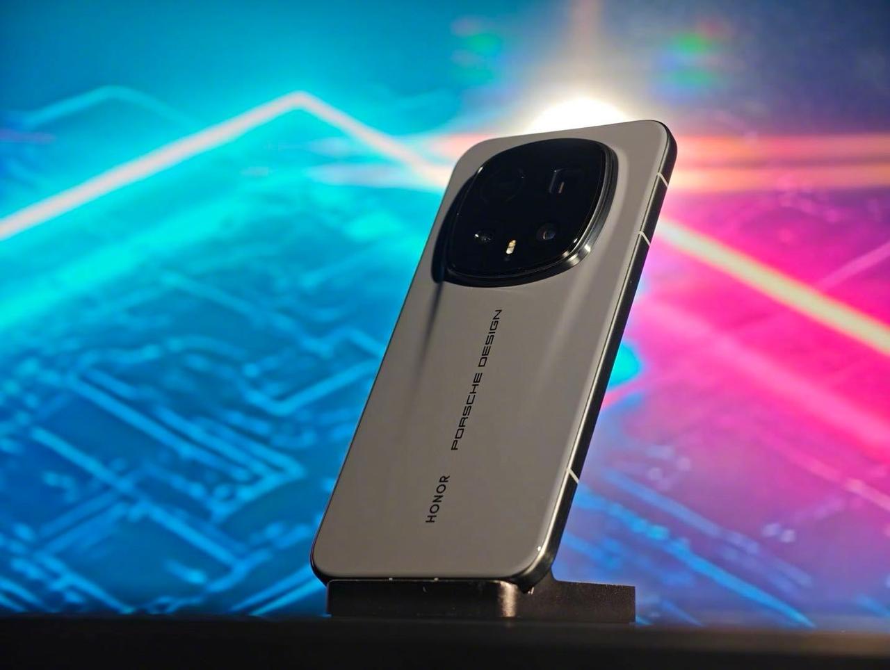 移动超跑来了！荣耀Magic8 RSR保时捷设计7999元起！
 
预算充足、追