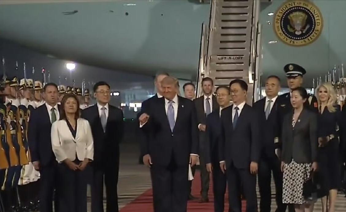 他来了！他来了！
特朗普访问中国现场画面：特朗普走出机舱，川普从飞机下来那瞬间感