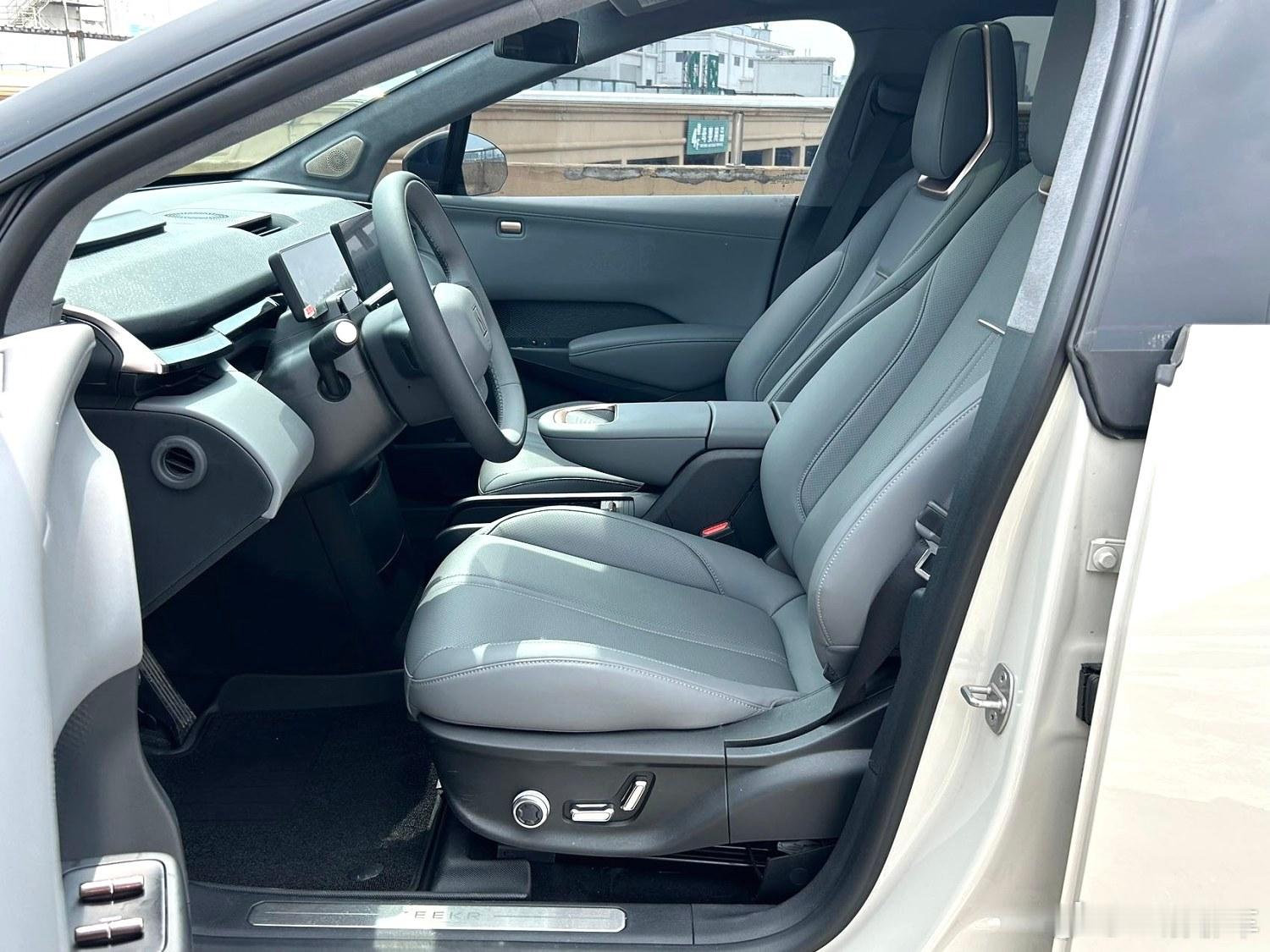 给四川宜宾的大美女物色了一台准新极氪X4000公里，原漆一手，基本跟新车没有明显