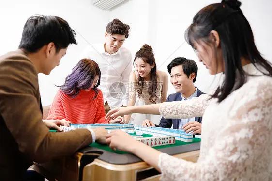 夫妻恋方城，骨肉膏鼠吻。
中国人平时的消遣方式是垒方城，且有的人已到走火入魔，废