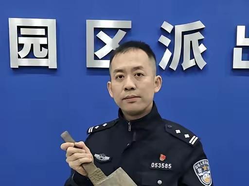 捡到宝了！”近日，浙江湖州，一对老夫妻在河道边捡废品，发现了一块“铁疙瘩”，拿起