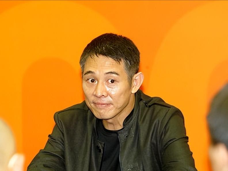1994 年，有位日本记者当众刁难李连杰：“南京大屠杀死了 30 万人，你们是一