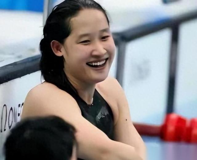 2026年初，澳洲昆士兰。有网友拍到个农妇，正弯着腰在自家地里拔草，穿得那叫一个