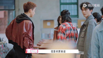阿如那这么急为什么上慢综 急性子遇上慢综艺真的笑点不断。沙发采购现场状况百出，漫