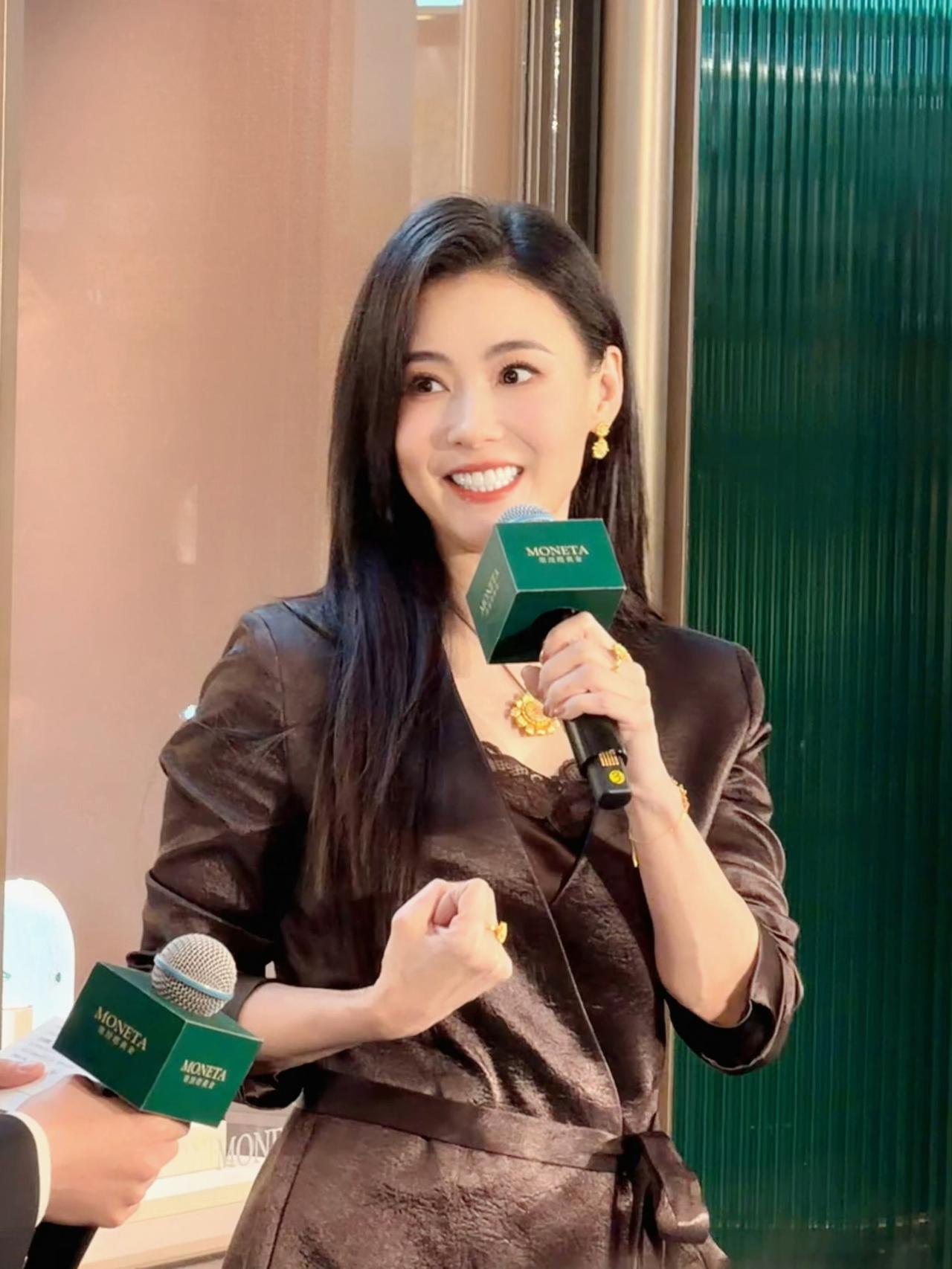 岁月不败美人，张柏芝这张脸美的太权威了！
7月28日，张柏芝作为MONETA品牌