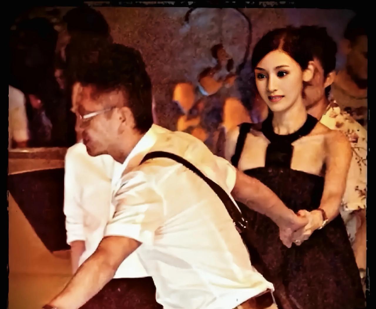 翻出一张老照片，是2007年的李嘉欣和许晋亨，看背景应该还处在热恋期。

那时的