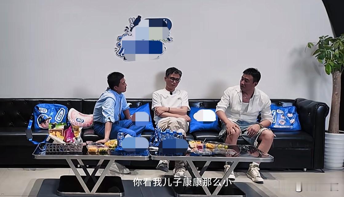 胡军说“我儿子康康那么小，他喜欢做饭。”

李乃文问“好吃吗？”

胡军“以前不